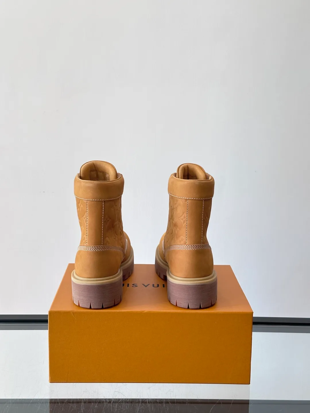[L Home] Top P: 920💰 Size: 39-44 (45 can be customized) LOUIS VUITTON Louis Vuitton ss25 LV Donkey brand new thick-soled lace-up big-toe shoes men's casual shoes high-top short boots. These boots are crafted from top-grain calf leather for a lightweight and comfortable fit. The thick EVA outsole is embellished with eye-catching ridges, and the trendy attitude of being both strong and soft makes it an everyday choice. ✔Upper: imported first-layer cowhide ✔Lining: cowhide ✔Outsole: original molded outsole